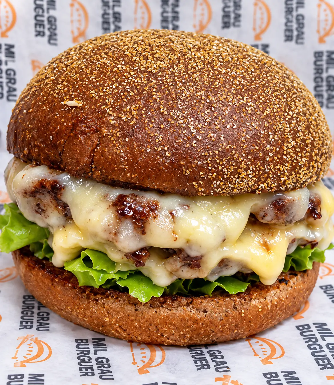Hambúrguer de picanha com queijo derretido no pão australiano