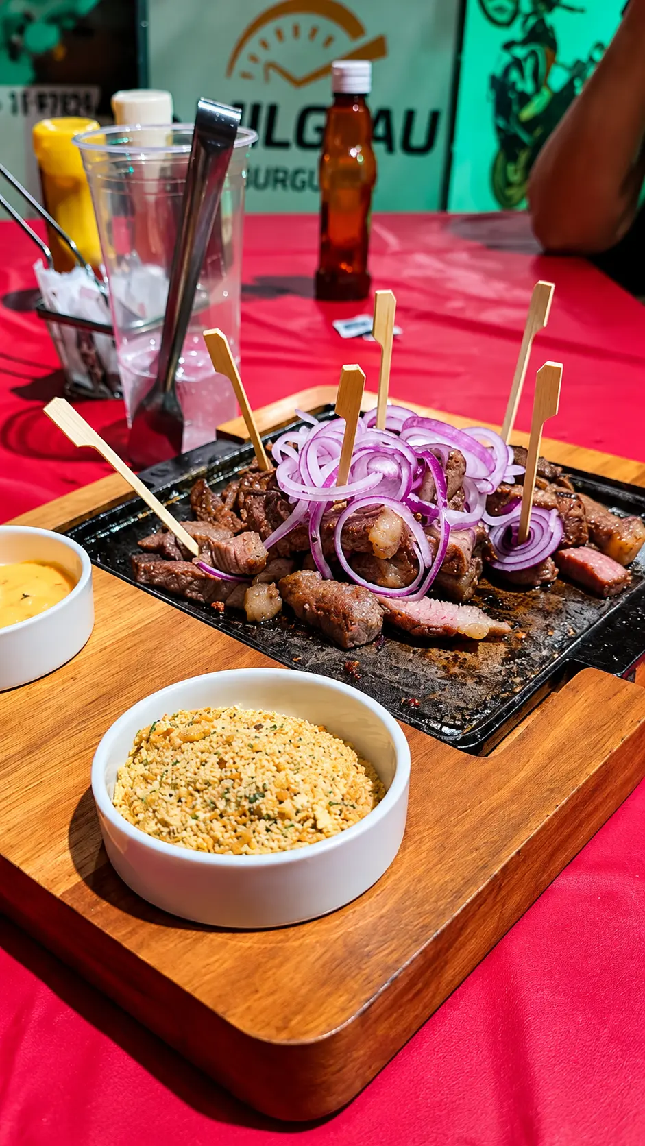 Porção de picanha na chapa com cebola roxa e farofa