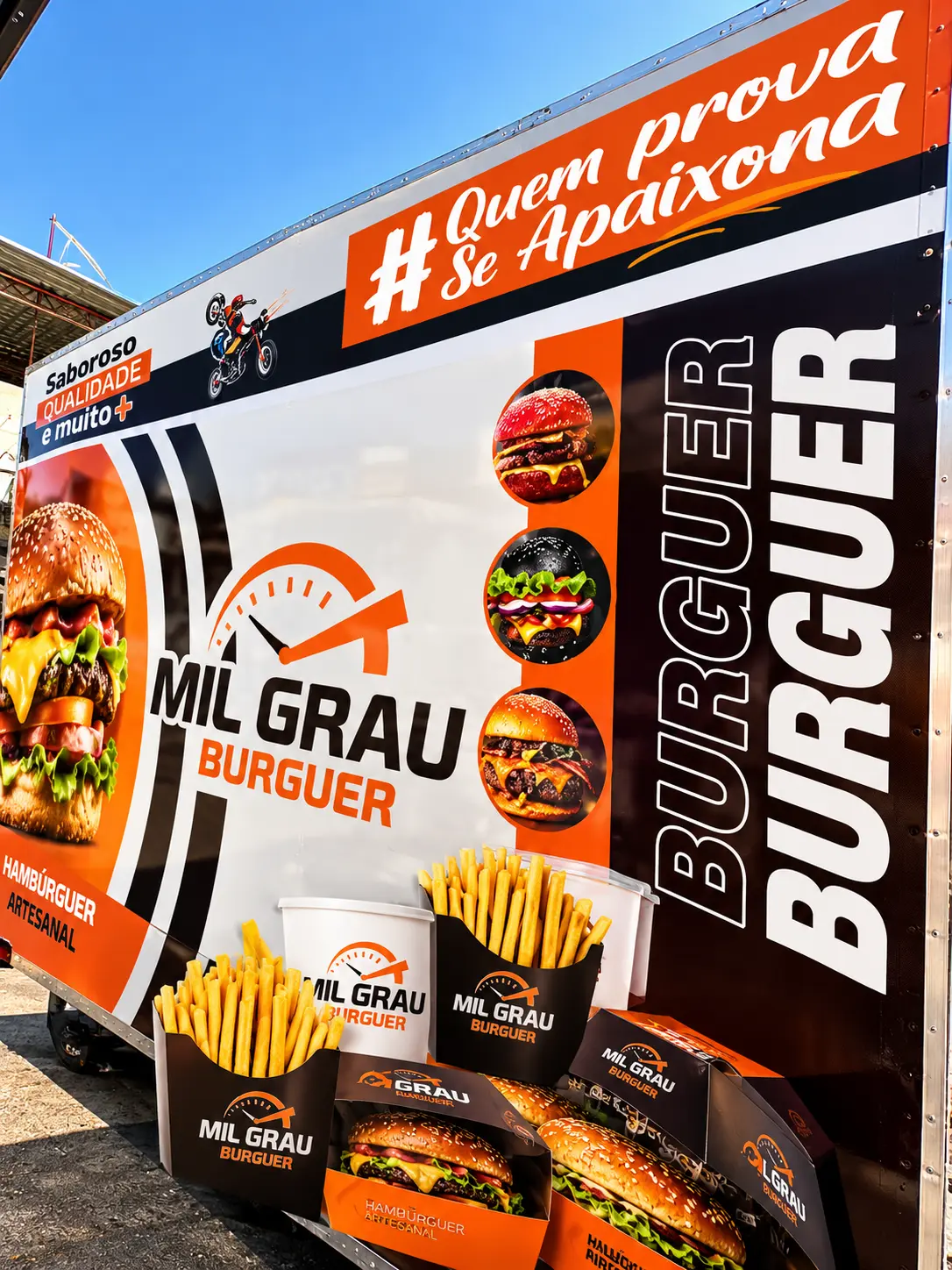 Painel com a identidade visual da Mil Grau Burguer